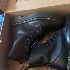 DR. MARTENS JADON